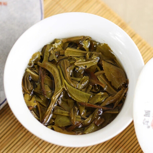 茶葉脈明顯，舒展性好，完全符合古樹(shù)茶的標(biāo)準(zhǔn)，好茶不容錯(cuò)過(guò)（撬茶方法也關(guān)系到葉底完整度，親們撬茶時(shí)候要多加注意）。