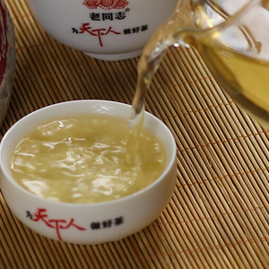 老班章的苦澀退化很快，一分鐘左右就轉(zhuǎn)而回甘，飲過老班章之后整個(gè)口腔和咽喉會(huì)感到甜而滑潤(rùn)，而且時(shí)間會(huì)很長(zhǎng)，如果沒有吃什么刺激性食物，這種甘潤(rùn)感會(huì)持續(xù)幾個(gè)小時(shí)。