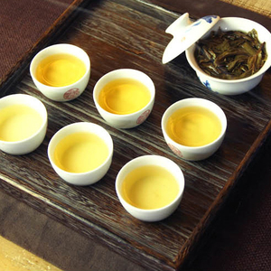 潤元昌2014巴達(dá)孔雀青餅茶湯