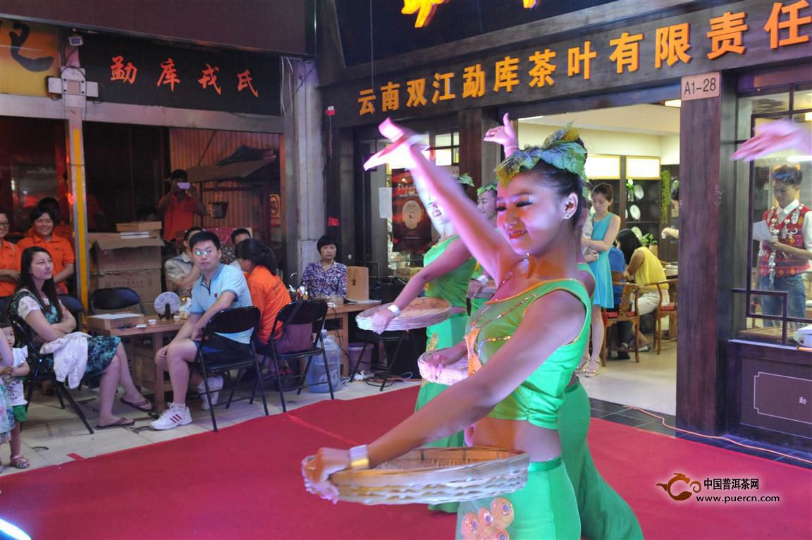 磅礴大雨擋不住戎氏人的熱情